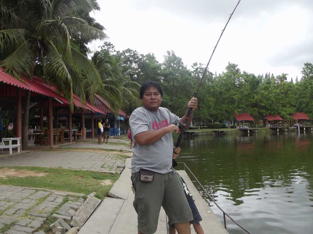  Fishing in the rain @ Cha-am Fishing Park