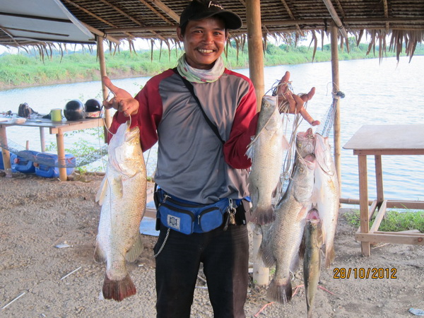 บ่อตกปลาน้องพลอย2