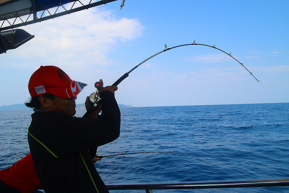 YAKUZA FISHING TOUR Light jigging in Surin Islands.