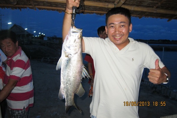 บ่อตกปลาน้องพลอย 1 วันที่19 พฤษภาคม 2556