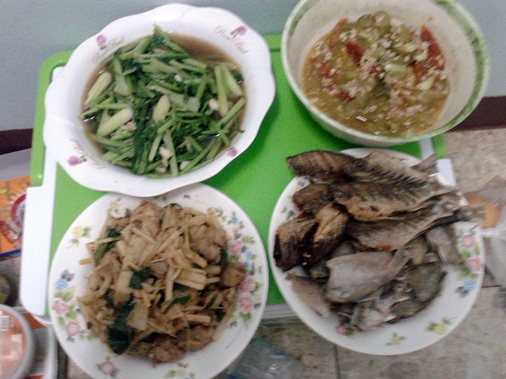 ไก่บ้านผัดพริงแกงหน่อไม้ดอง