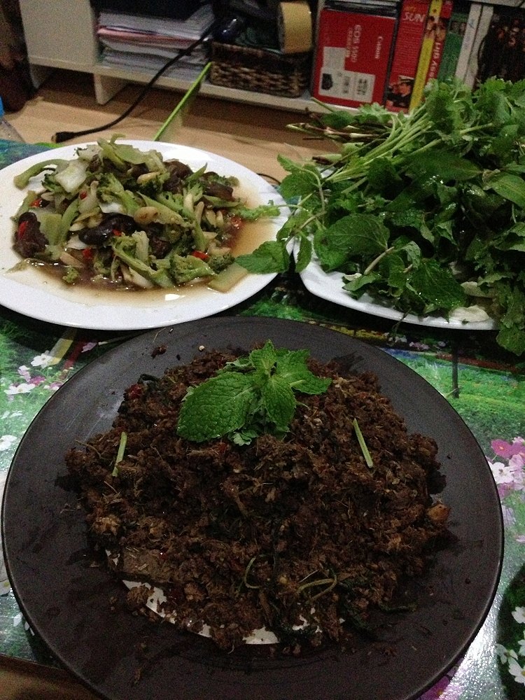 ลาบเหนือ(เนื้อ) Vs ผัดผัก