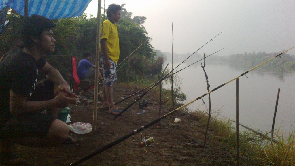 ทริปตกปลา ที่ปราจีน  บ้านสร้าง ทีมงานเบ็ดเทพเทวะ 2-12-2012