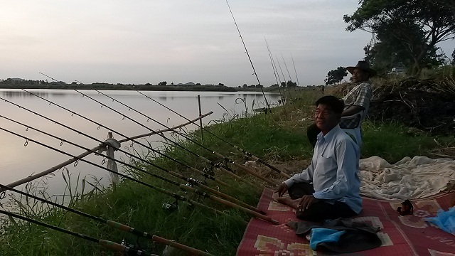 พ่อผมไปบึงใหญ่อุทัยธานีมาครับ