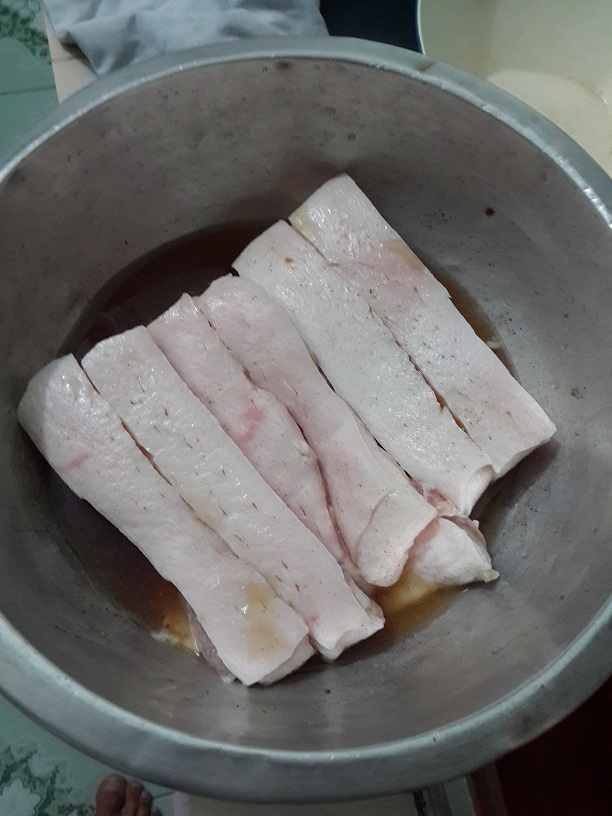 ทำหมูกรอบกันครับ