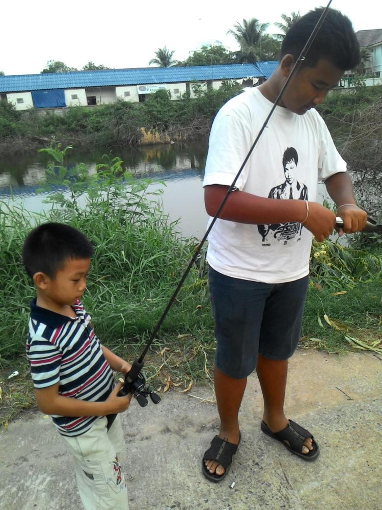 พา ลูกชายกับหลาน ไปตกปลาช่อน