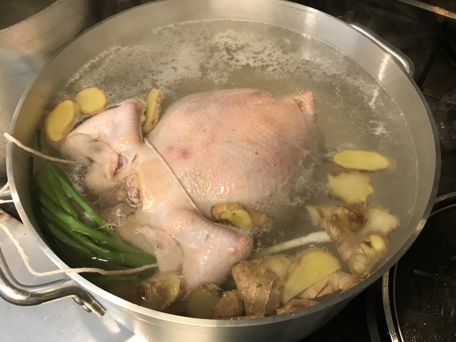 ไก่ต้มขอทานกับน้ำจิ้มขิงสับแบบฮ่องกง
