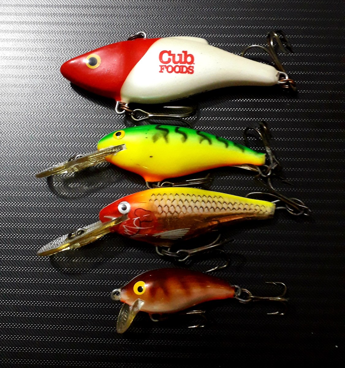 ชุดที่ 3

- Rapala Rattlin Rap 7 cm.

- Rapala Shad Rap 5 cm. ** มีตำหนิตามรูป

- Rapala Shad 