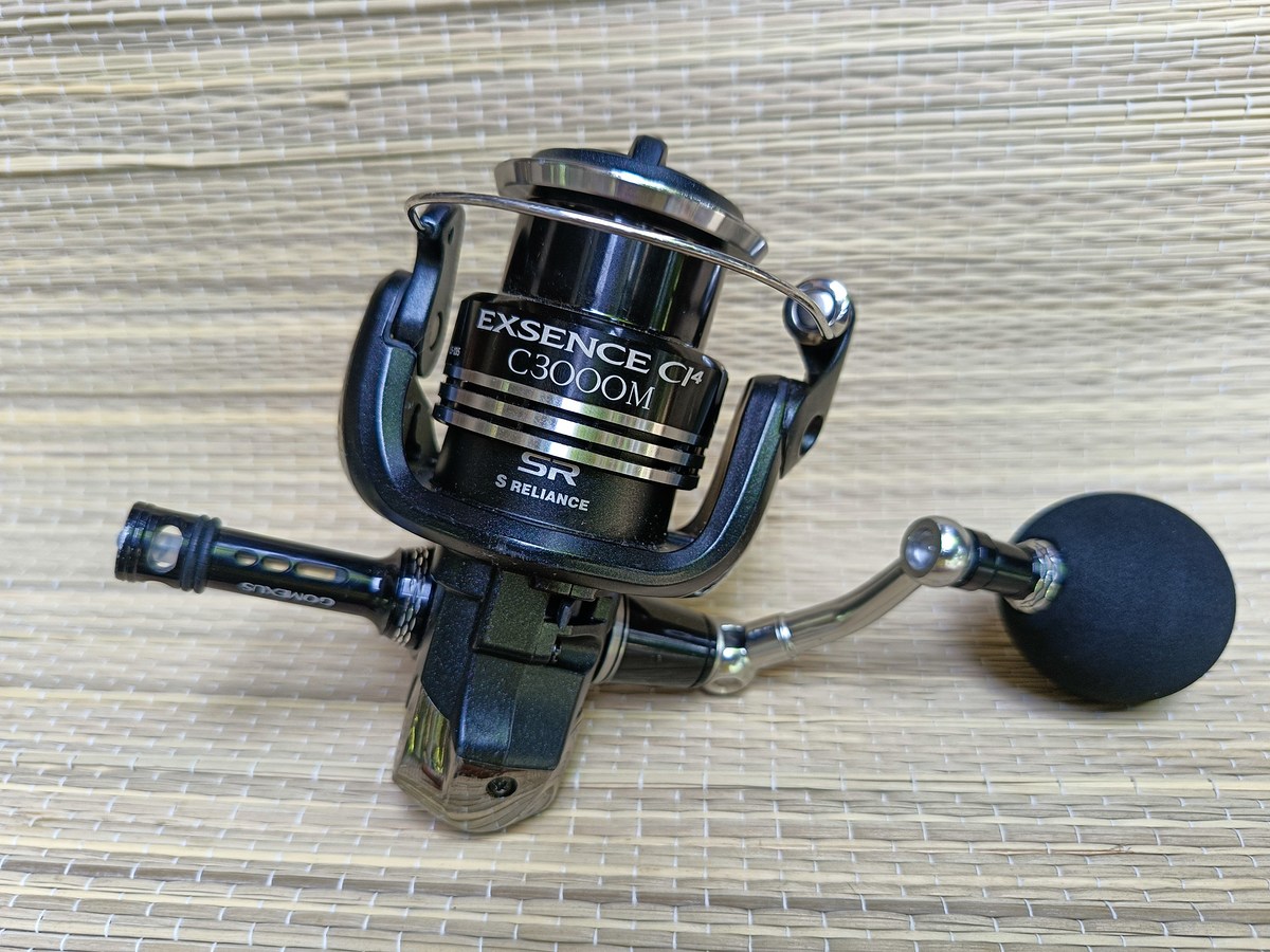 Shimano exsence c3000m  ปี 2010  มีรอยถลอกเล็กๆบนด้านบนสปูลนิดนึงนะครับไม