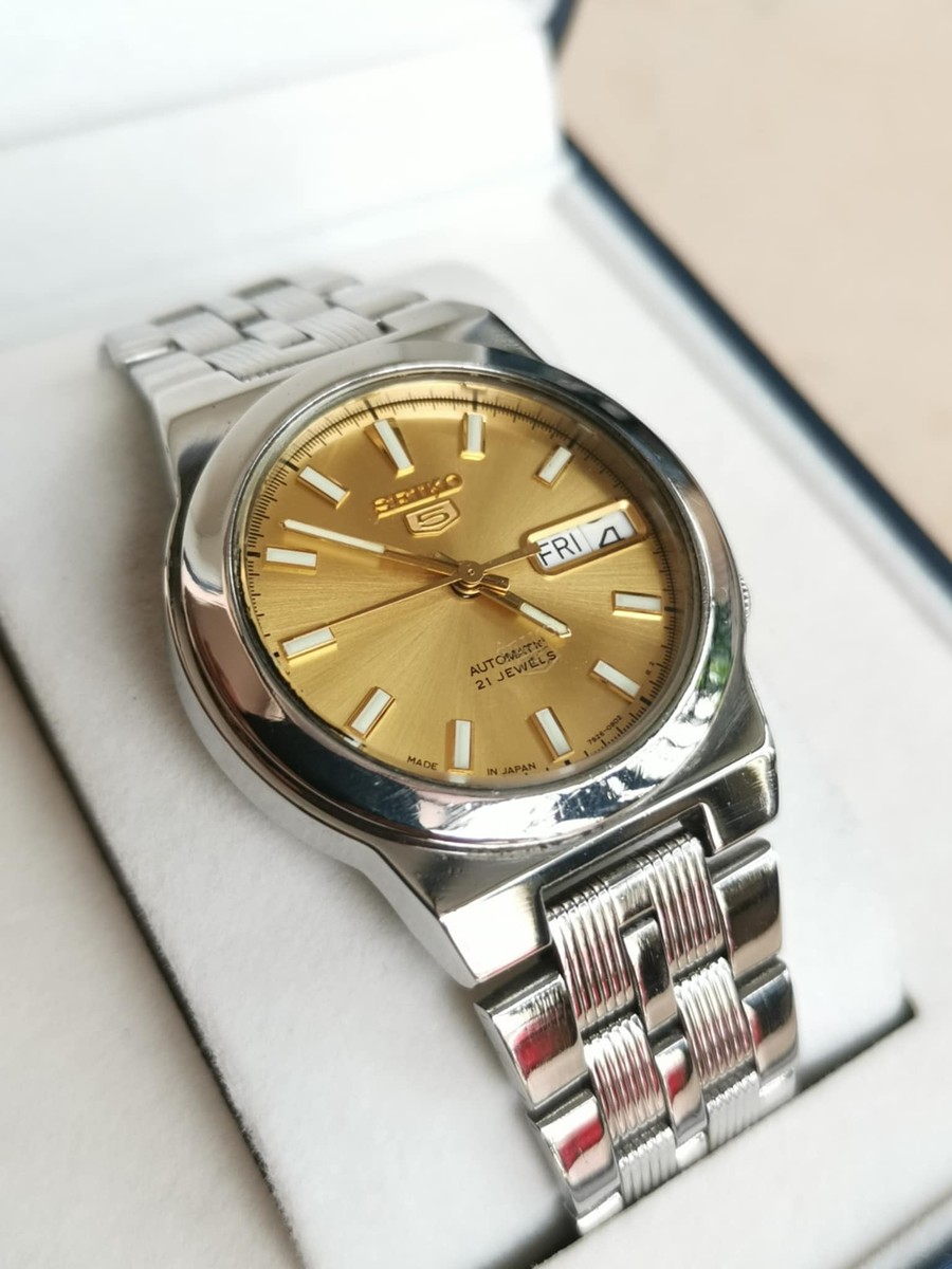 นาฬิกา Seiko 5​ ​ Automatic​ กลไกลระบบเครื่อง 7s26  หน้าทองซาติน​
หลักแท่งทองสอดพรายน้ำ พรายน้ำ​ สว