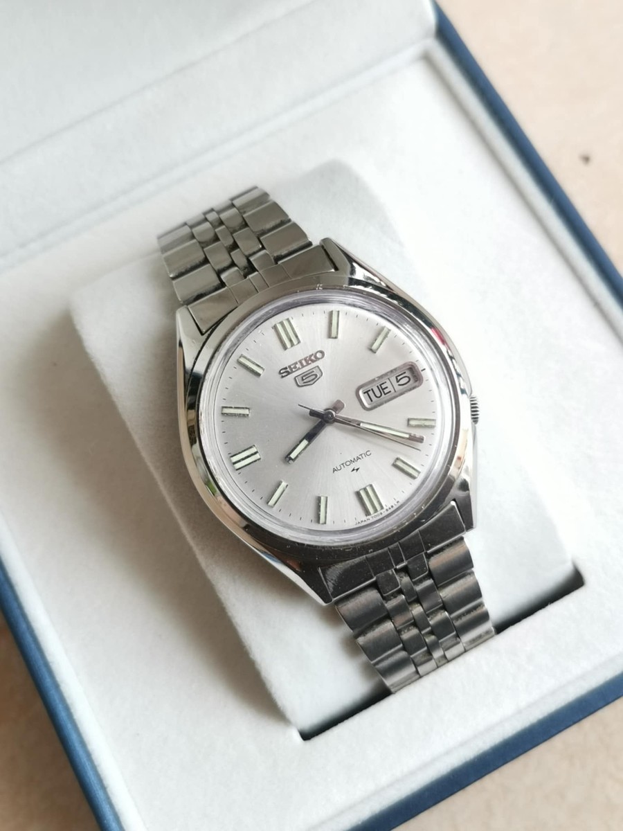 นาฬิกา  Seiko 5​ Automatic กลไกลระบบเครื่อง 7009 หน้า​ปัดสีบรอนซ์เงิน พรายน้ำชัดเจน
***#ของแท้100%
