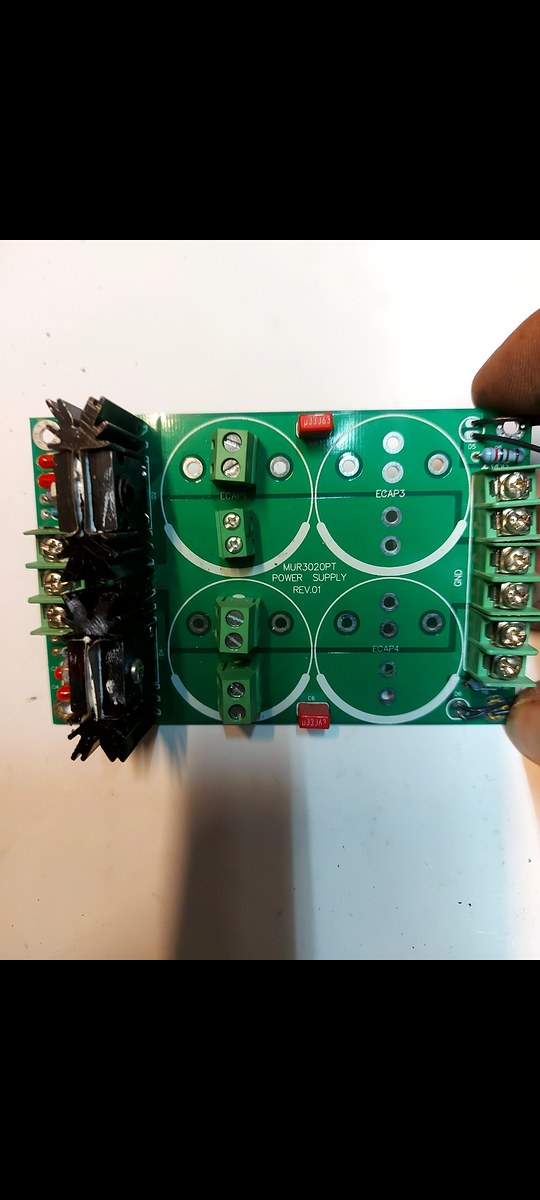 Power supply ต่อร่วมกับ capacitor ด้านบน ,inputรับไฟเข้าได้กว้าง,ใช้ ultra fast diode 4 ตัว ขนาด 30A