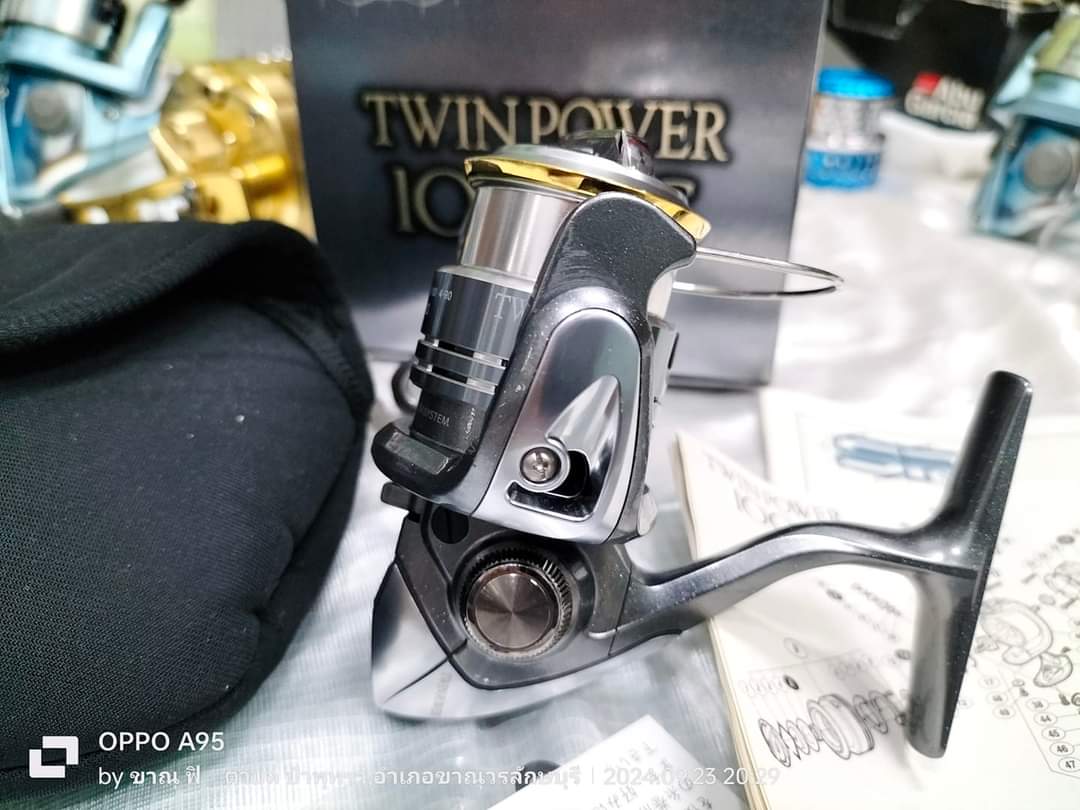 **Shimano twin power 1000S
**รอกมือสองญี่ปุ่นสภาพสวย,การใช้งานปกติมีกล่องและอุปกรณ์,พิจารณาตามรูป
