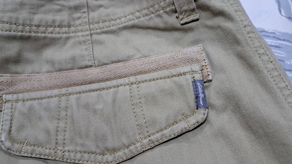 กางเกง CARGO 
ยี่ห้อ Eddie Bauer สภาพ 95% ราคา 150 บาท  ค่าส่ง 50 บาท
เอววัดจริง 36 นิ้ว กางเกงยาว