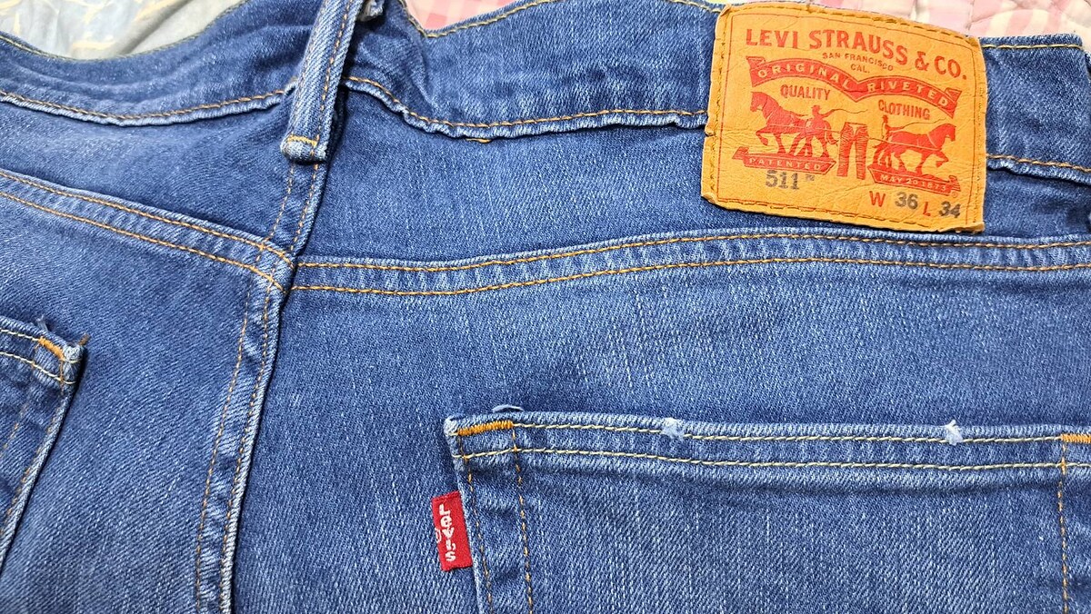 Levi's  รุ่น 511 
เลขกระดุม 4649
เอววัดจริง 38 นิ้ว กางเกงยาวทั้งตัว 43 นิ้ว 
ปลายขากว้าง 7.5 นิ้