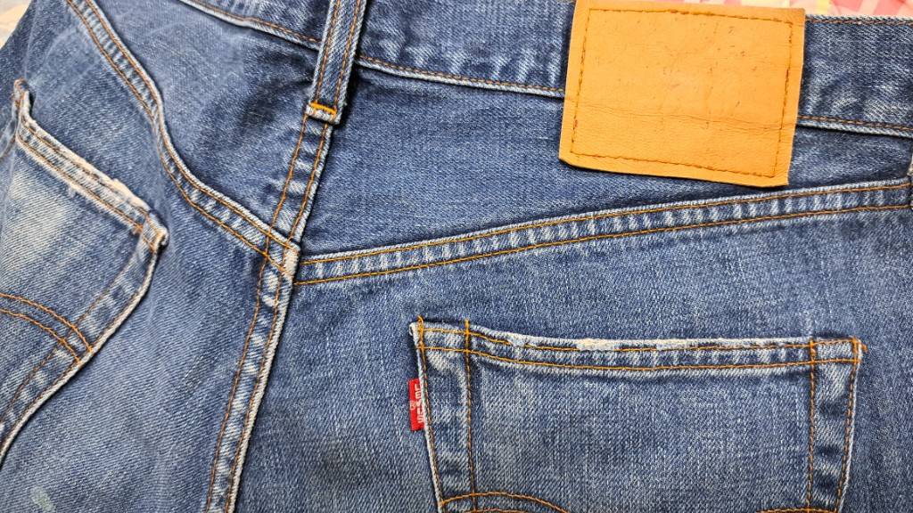 Levi's  รุ่นซิป BigE ผ้าริมแดง - เลขกระดุม J09
เอววัดจริง 34 นิ้ว กางเกงยาวทั้งตัว 43 นิ้ว 
ปลายขา