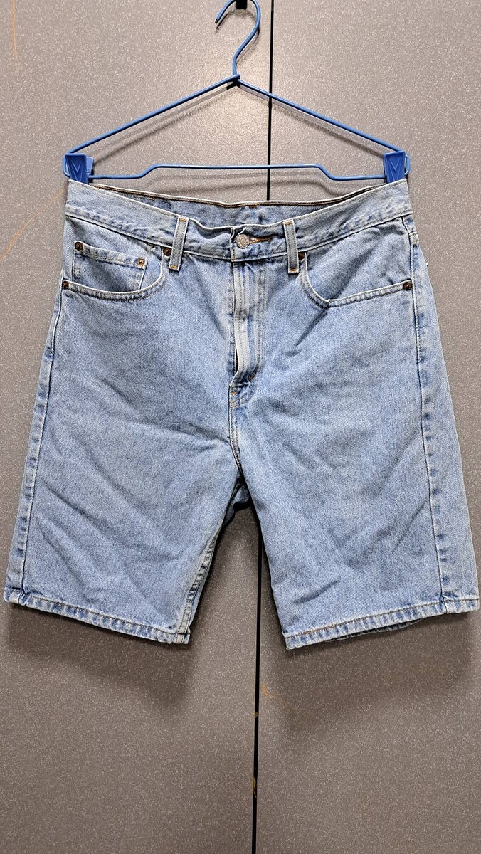 Levi's  รุ่น 505 สั้น
เลขกระดุม 615
เอววัดจริง 34 นิ้ว กางเกงยาวทั้งตัว 21 นิ้ว 
ปลายขากว้าง 10 น