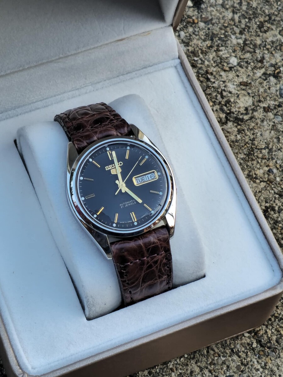 นาฬิกา Seiko 5​ Automatic กลไกลระบบเครื่อง 7009 หน้า​ดำตาราง Vintage
กระจกนูนสวยใสๆ
*****#ของแท้10