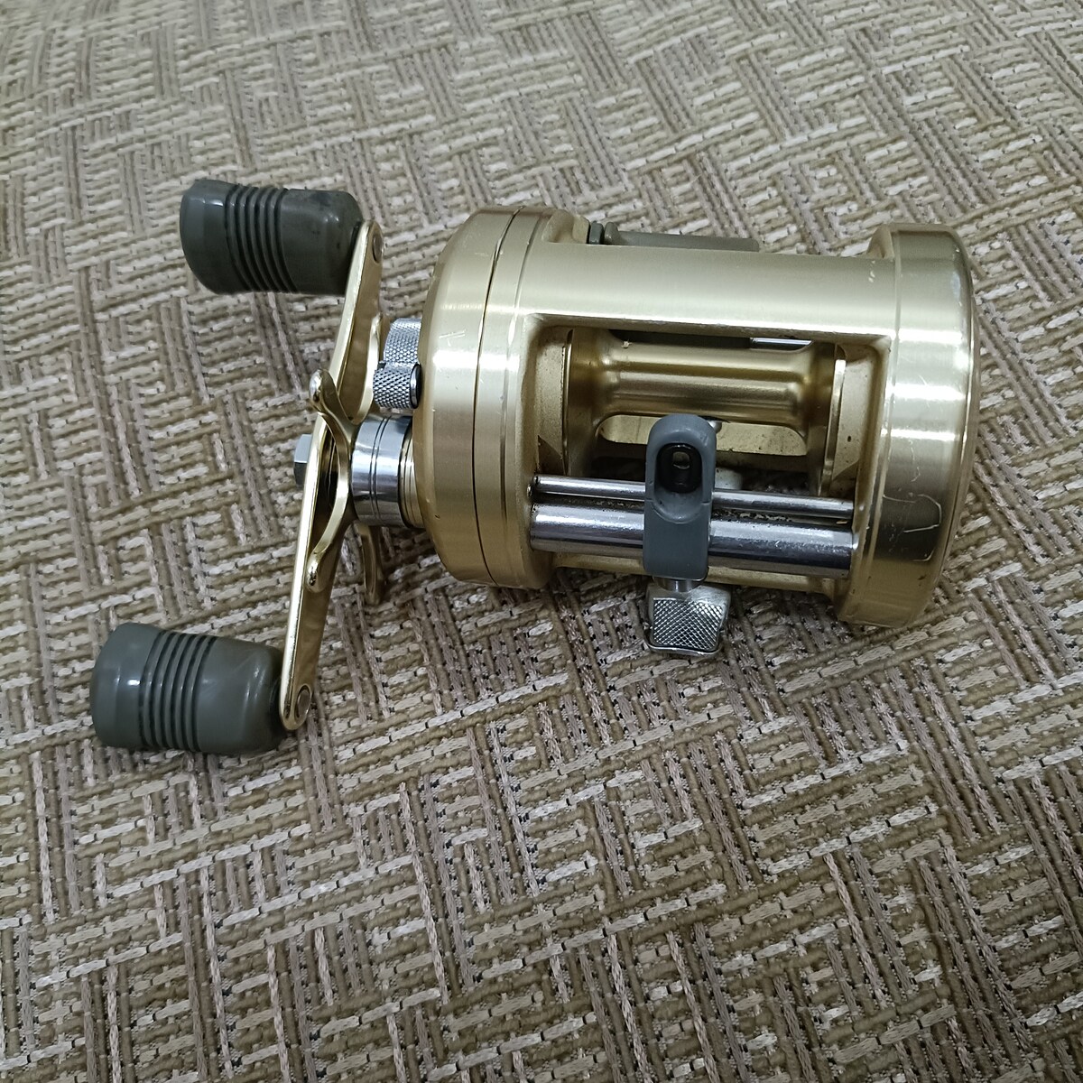 ==>Shimano CT400 