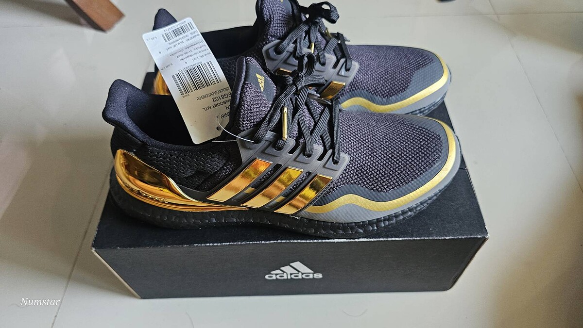 adidas UltraBoost Metallic Gold  Size UK  8

สภาพสวยสมบูรณ์ใหม่มาก น่าใส่มาก ซื้อมาเก็บ ไม่ผ่านการ