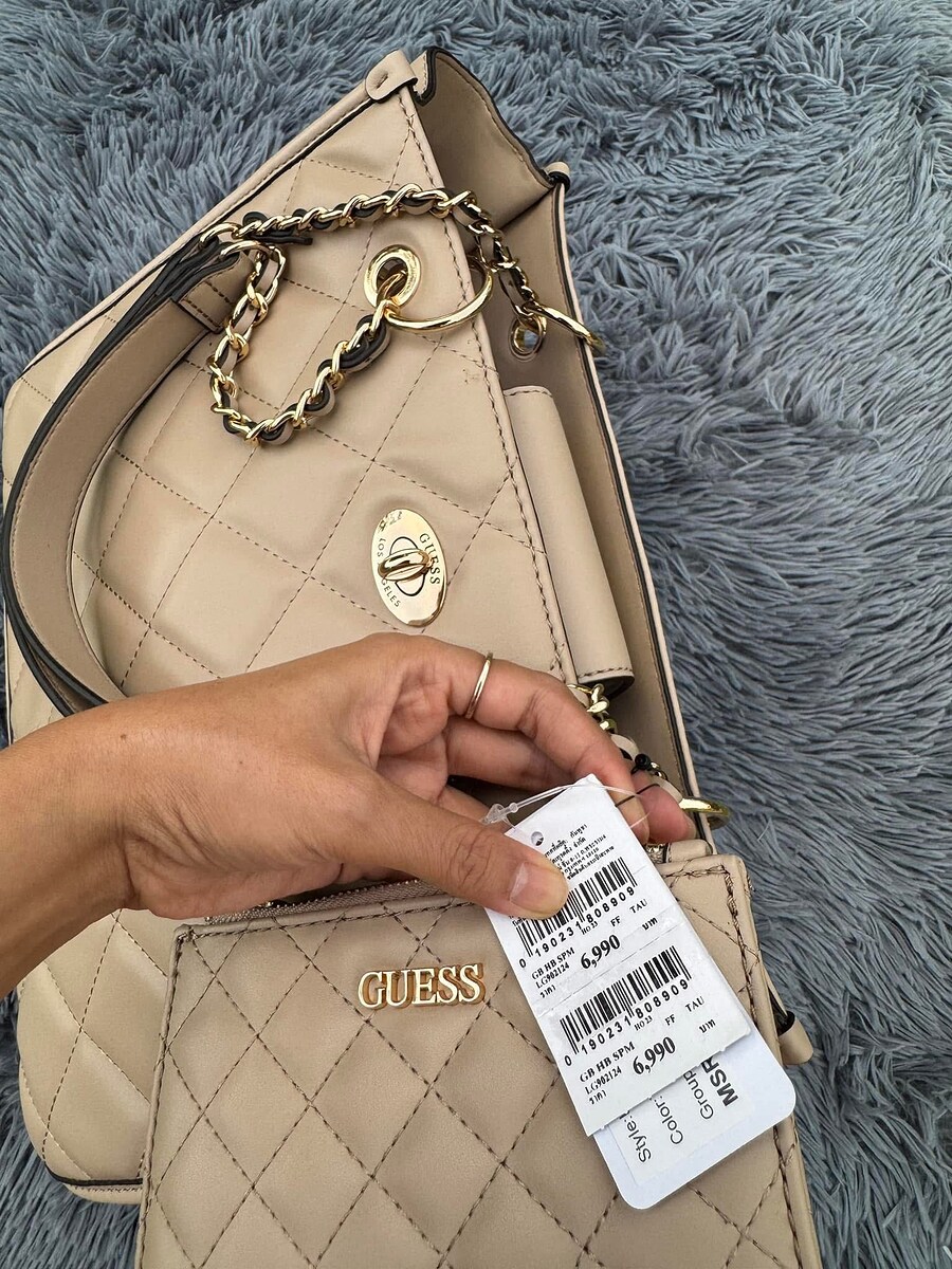 เป๋าสะพายGuess ขนาด10*13 มีสายสะพายยาว
ป้าย…..6,990>>>>>1,380-

ส่ง 70- 