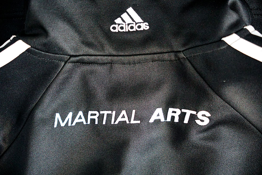  [b]ด้านหลังปักโลโก้ ADIDAS ที่ปก  

ปัก MARTIAL ARTS ที่หลัง[/b]