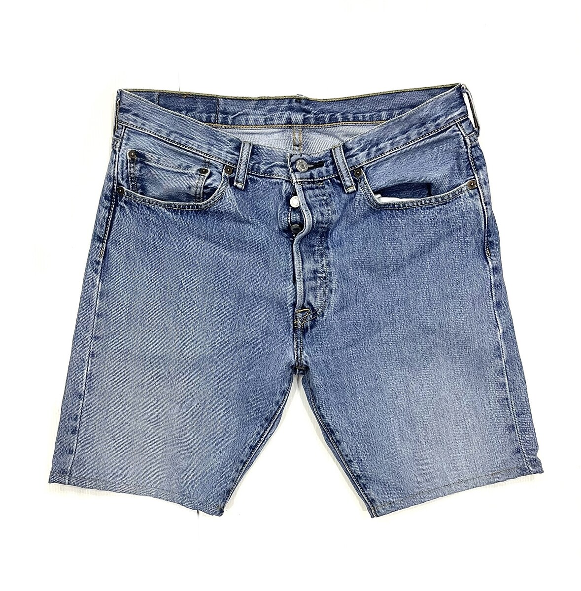 ~ € ~ กางเกงยีนส์ขาสั้น Levi’s 501  (32)   250.- 