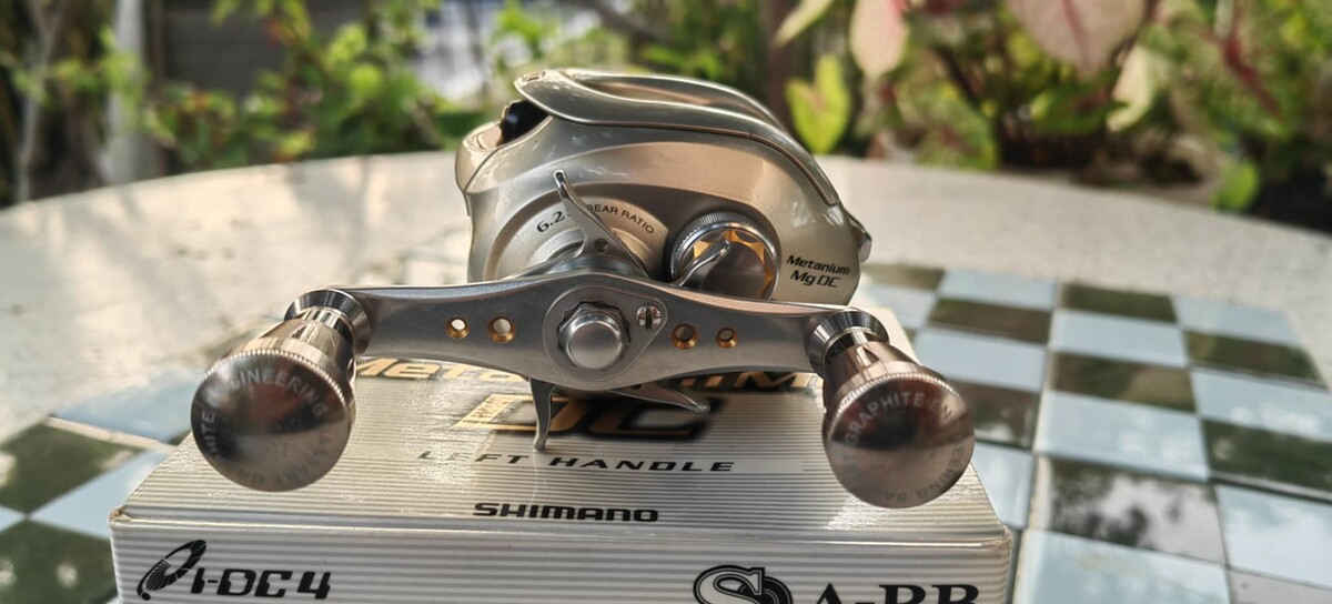 1.Shimano Metanium Mg DC L หมุนซ้าย
Gear Ratio  6.2
Weight oz  195g/ 6.9 oz
Capacity  12lb-120yds