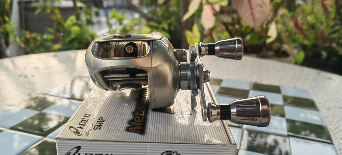 1.Shimano Metanium Mg DC L หมุนซ้าย
Gear Ratio  6.2
Weight oz  195g/ 6.9 oz
Capacity  12lb-120yds