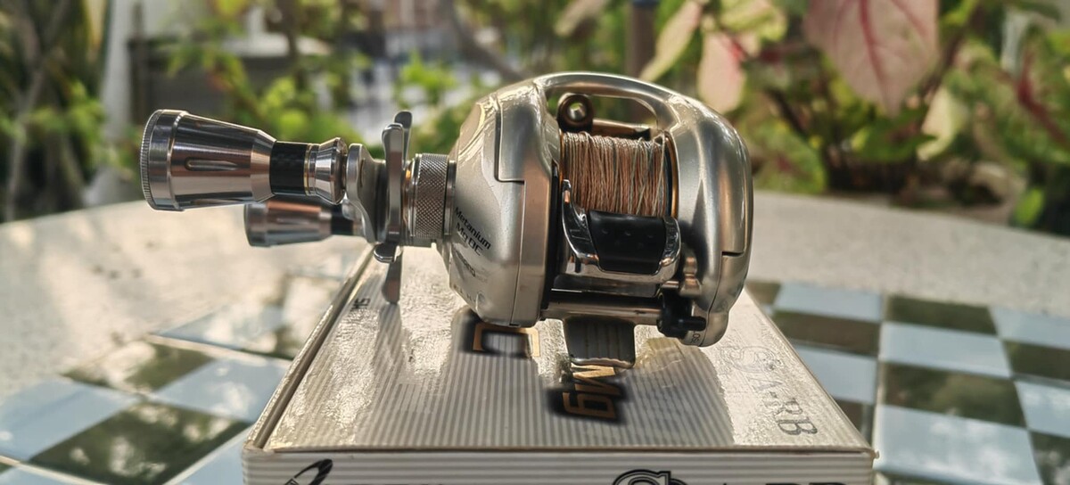 1.Shimano Metanium Mg DC L หมุนซ้าย
Gear Ratio  6.2
Weight oz  195g/ 6.9 oz
Capacity  12lb-120yds