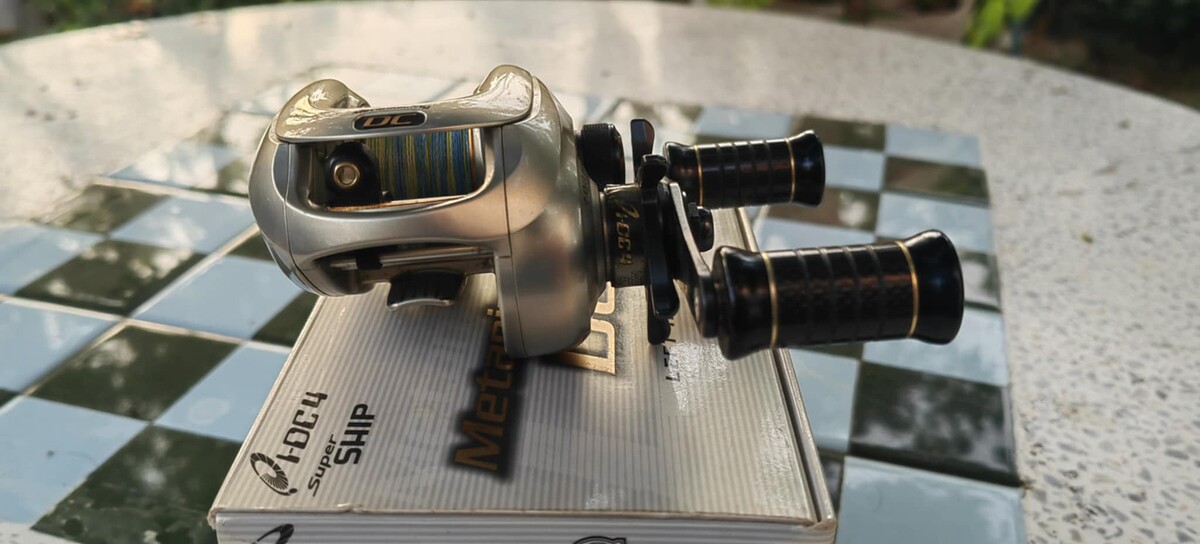 2.Shimano Metanium Mg DC7 L หมุนซ้าย
Gear Ratio  7
Weight oz  195g/ 6.9 oz
Capacity  12lb-120yds
