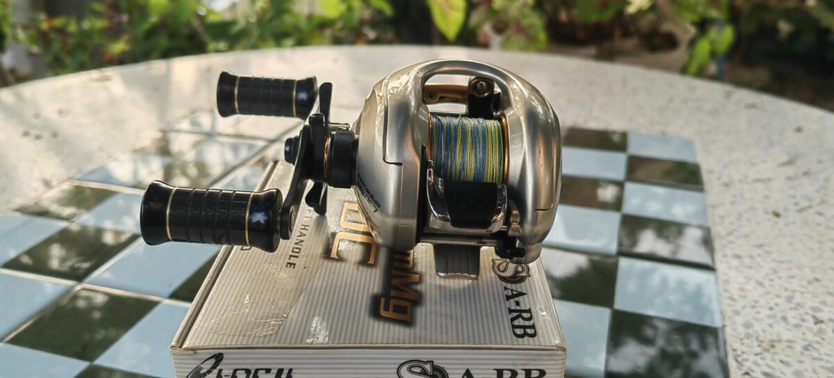 2.Shimano Metanium Mg DC7 L หมุนซ้าย
Gear Ratio  7
Weight oz  195g/ 6.9 oz
Capacity  12lb-120yds
