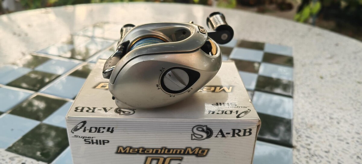 2.Shimano Metanium Mg DC7 L หมุนซ้าย
Gear Ratio  7
Weight oz  195g/ 6.9 oz
Capacity  12lb-120yds
