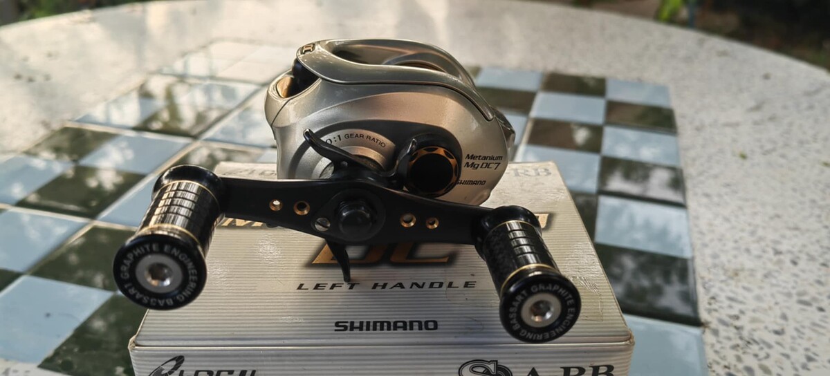 2.Shimano Metanium Mg DC7 L หมุนซ้าย
Gear Ratio  7
Weight oz  195g/ 6.9 oz
Capacity  12lb-120yds
