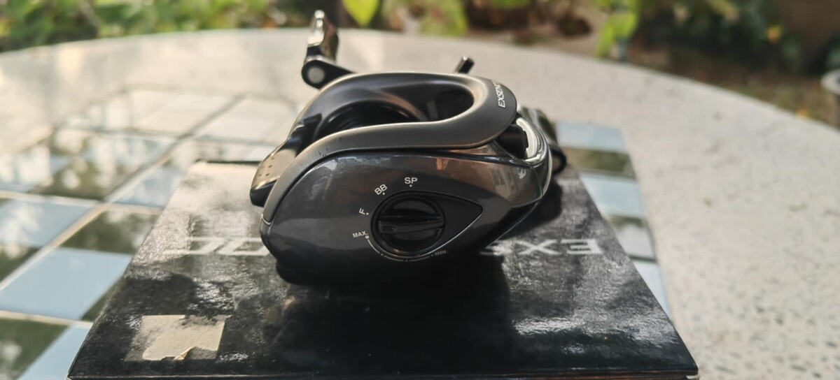 3.Shimano Exsence DCL L หมุนซ้าย
Gear Ratio  8
Weight oz  240g
Capacity  0.285mm(US10lb)  100m(11
