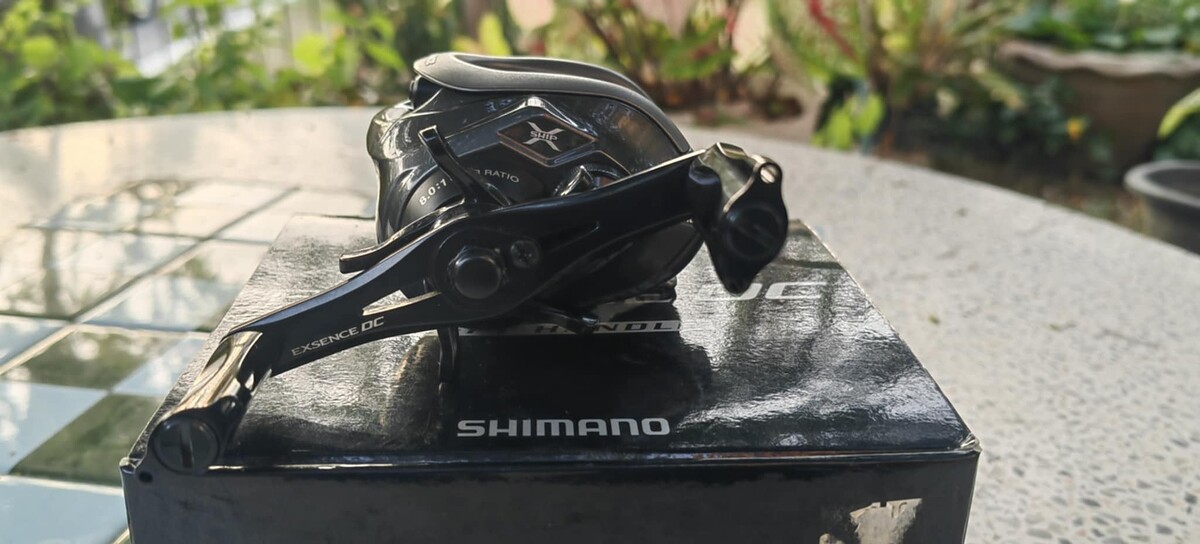 3.Shimano Exsence DCL L หมุนซ้าย
Gear Ratio  8
Weight oz  240g
Capacity  0.285mm(US10lb)  100m(11