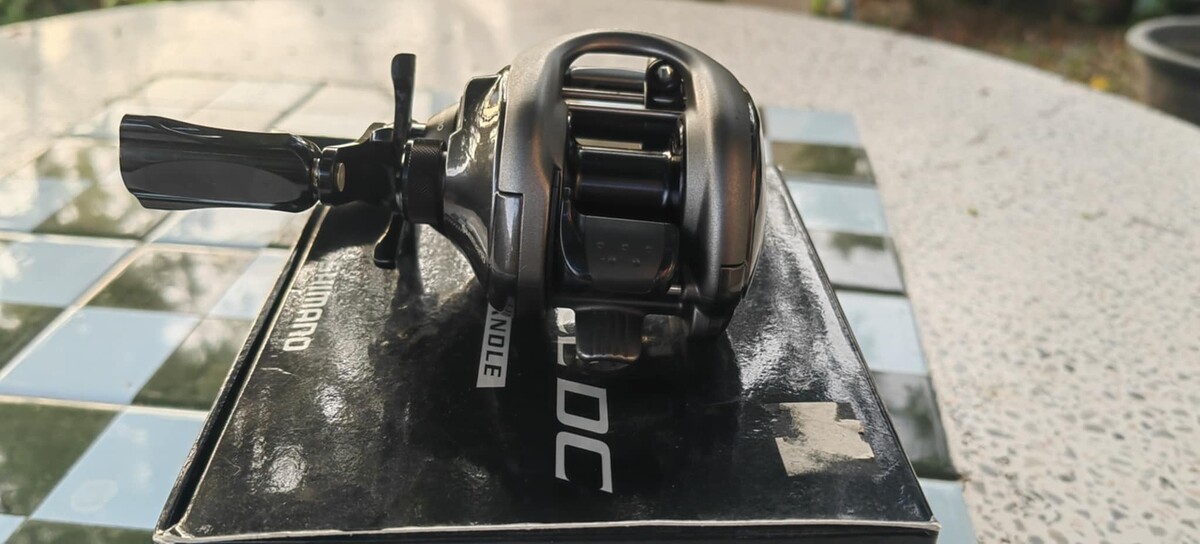 3.Shimano Exsence DCL L หมุนซ้าย
Gear Ratio  8
Weight oz  240g
Capacity  0.285mm(US10lb)  100m(11