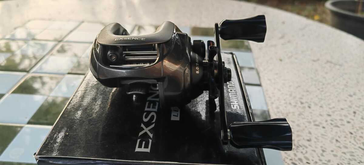 3.Shimano Exsence DCL L หมุนซ้าย
Gear Ratio  8
Weight oz  240g
Capacity  0.285mm(US10lb)  100m(11