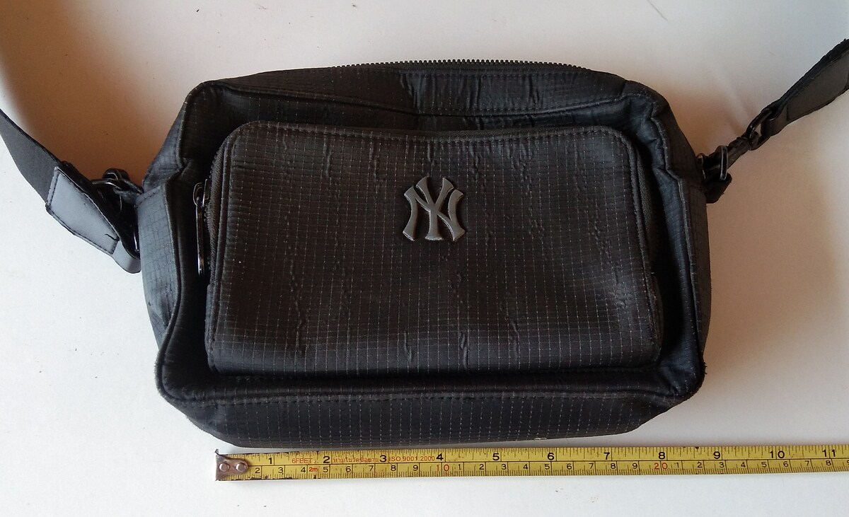 กระเป๋าสะพายข้าง ผู้ชาย MLB 