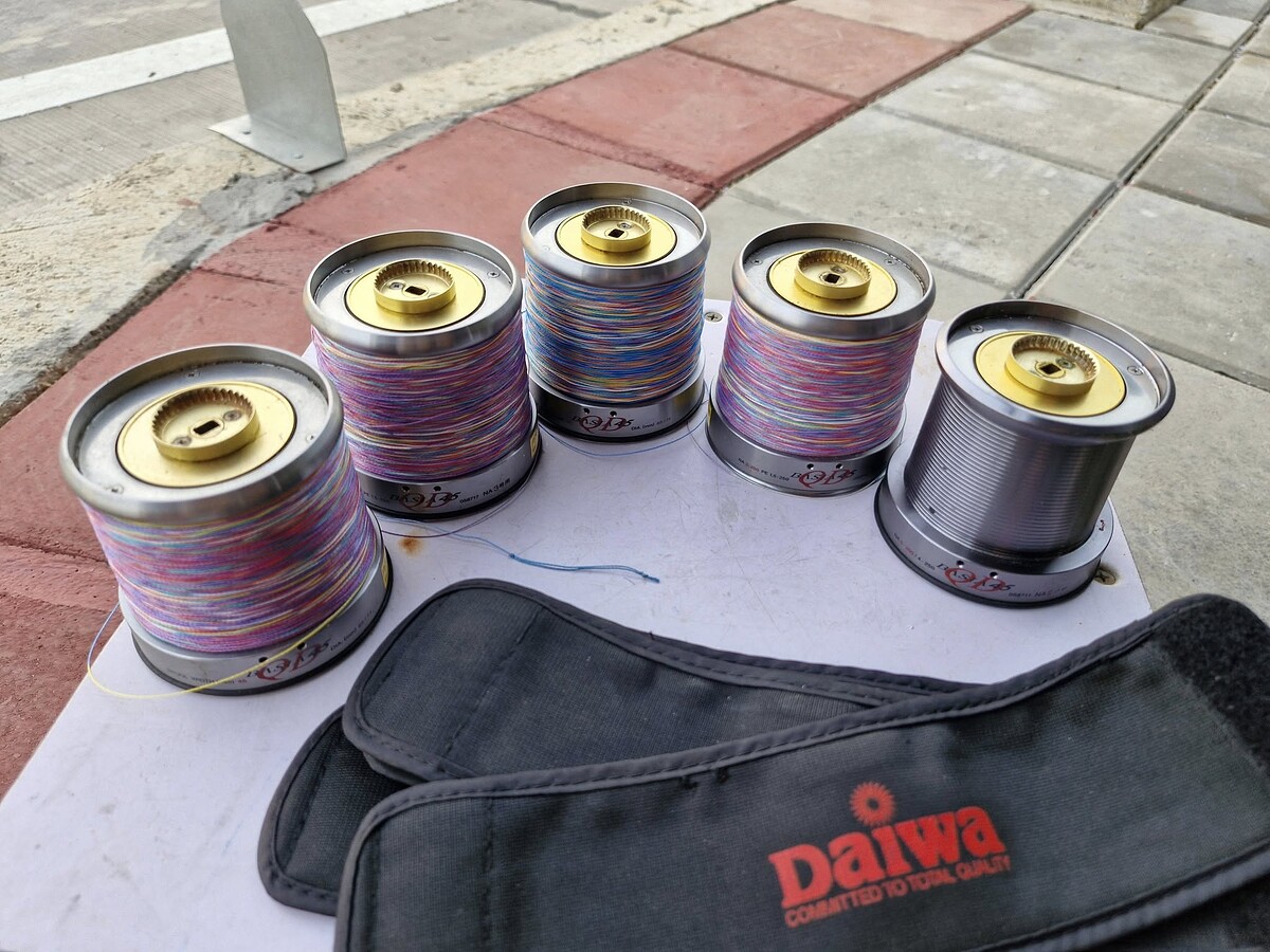 .... สปูน 5 ลูก  daiwa surf basia 45qd  มีสายพีอี ที่รัด กล่อง แผ่นซิม เอกสาร