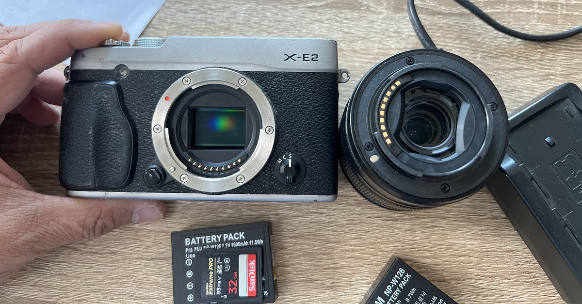 กล้องฟูจิ xe2 เชื่อมต่อไวไฟได้ 
ราคาพร้อมเลนส์ 16-50
มีแบตจริง ไม่รู้ยังใช้ได้ไหม
แต่แบตเทียบใช้ไ