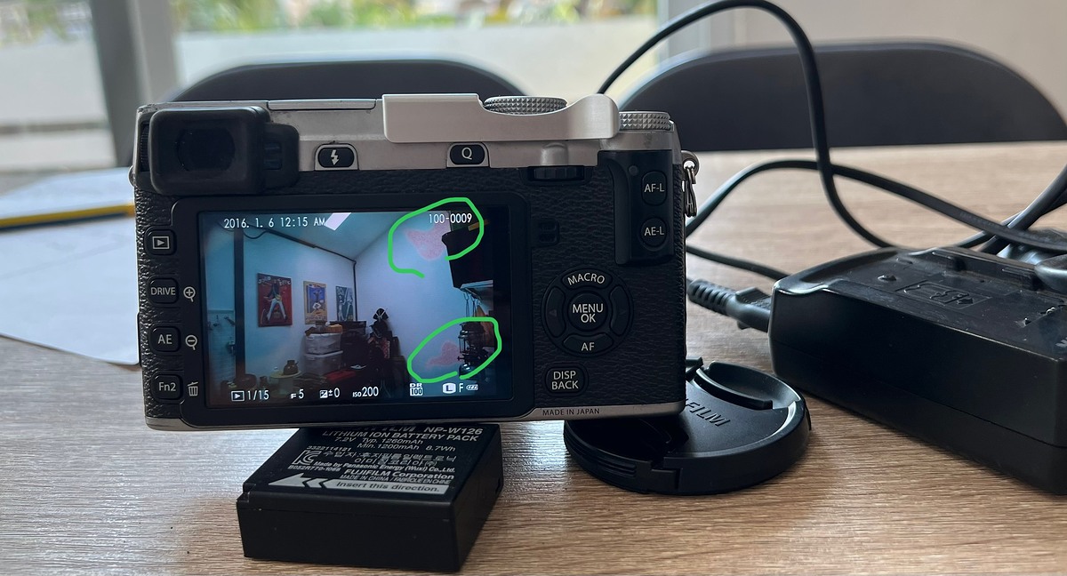 กล้องฟูจิ xe2 เชื่อมต่อไวไฟได้ 
ราคาพร้อมเลนส์ 16-50
มีแบตจริง ไม่รู้ยังใช้ได้ไหม
แต่แบตเทียบใช้ไ
