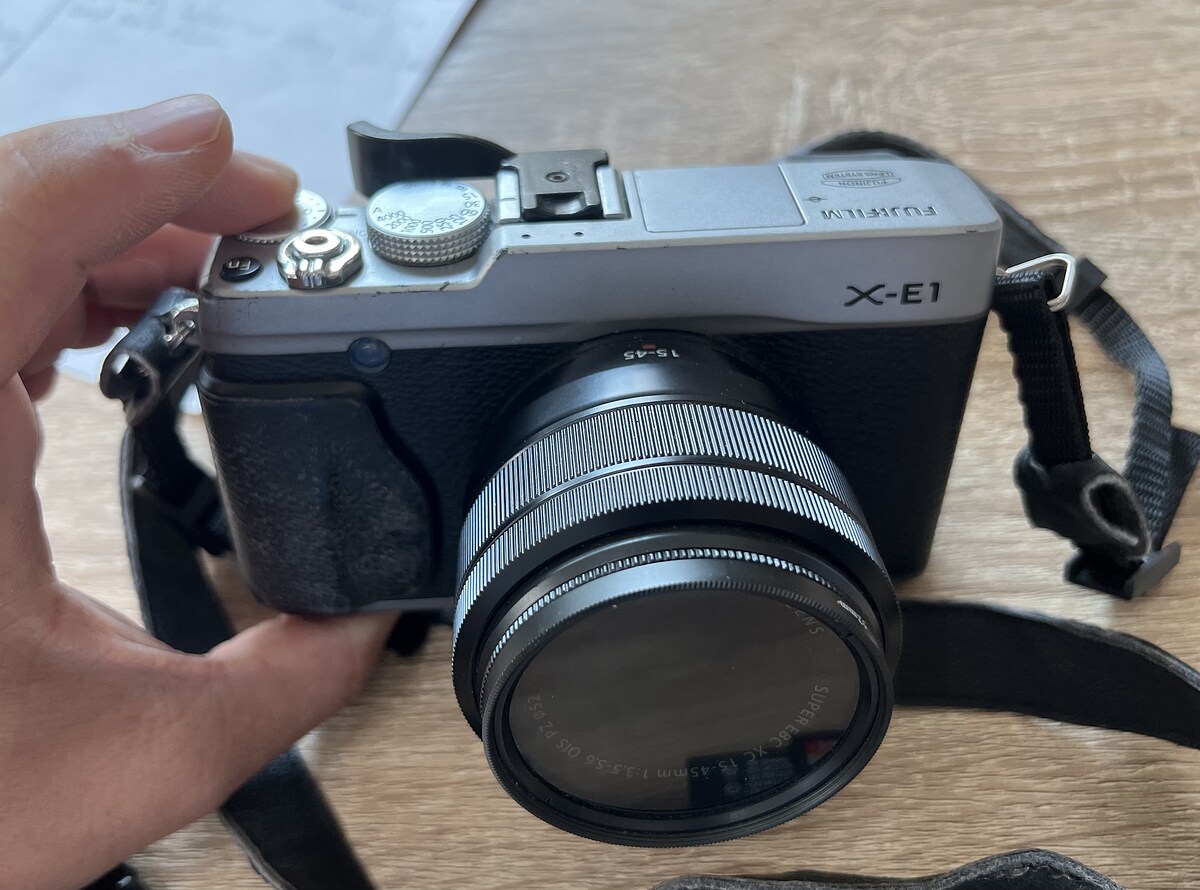 กล้องฟูจิ xe1 เชื่อมต่อไวไฟไม่ได้ 
ราคาพร้อมเลนส์ 15-45 ออโต้
มีแบตจริง ไม่รู้ยังใช้ได้ไหม
แต่แบต
