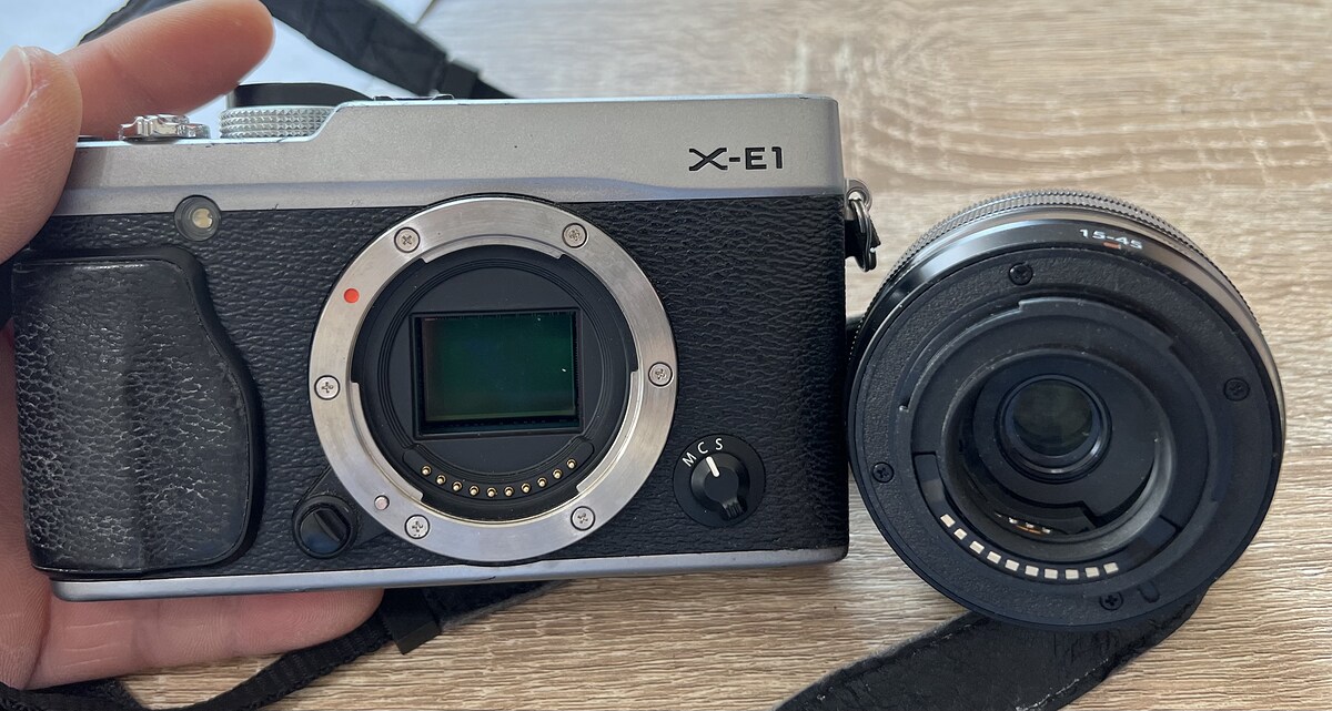 กล้องฟูจิ xe1 เชื่อมต่อไวไฟไม่ได้ 
ราคาพร้อมเลนส์ 15-45 ออโต้
มีแบตจริง ไม่รู้ยังใช้ได้ไหม
แต่แบต