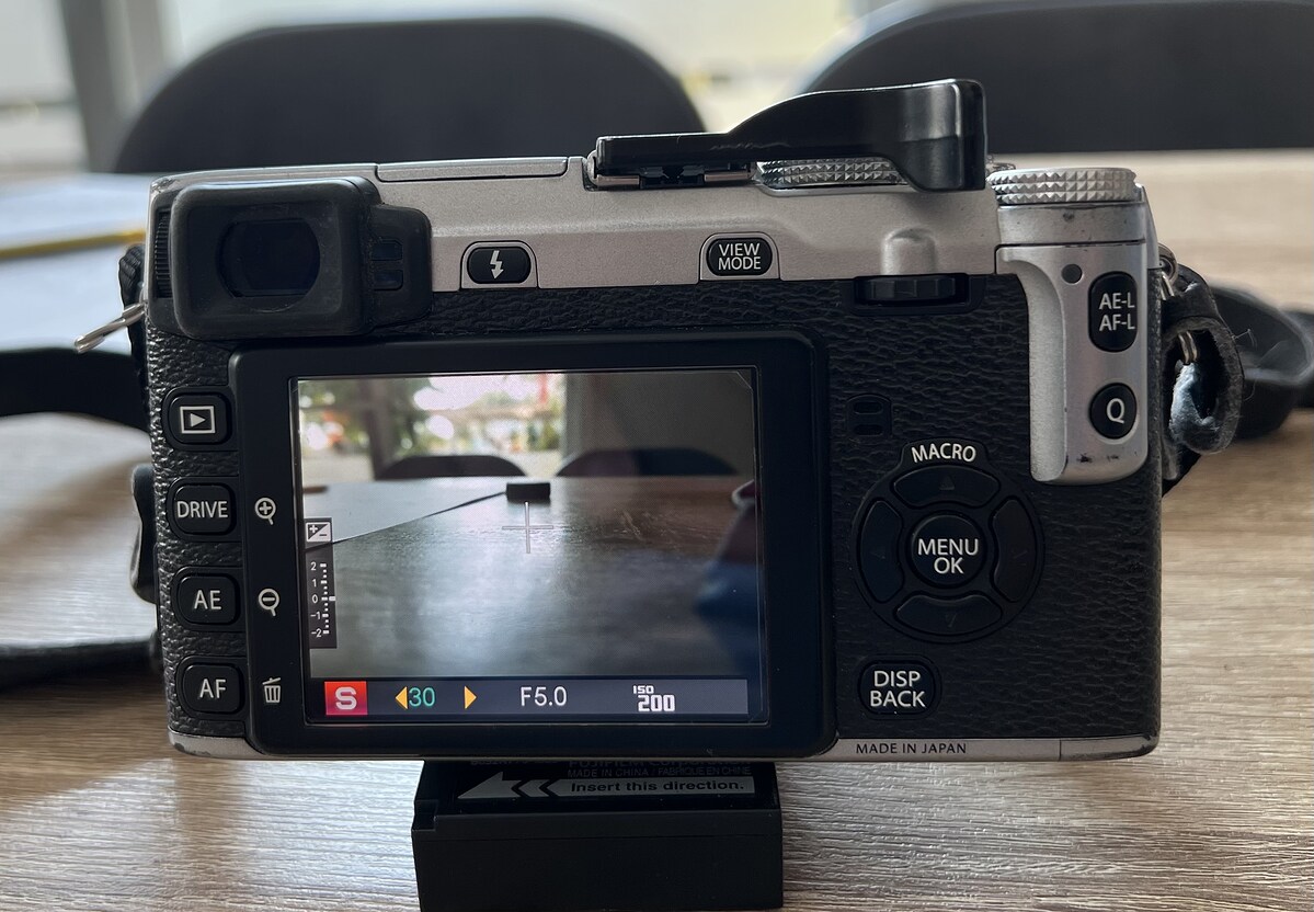กล้องฟูจิ xe1 เชื่อมต่อไวไฟไม่ได้ 
ราคาพร้อมเลนส์ 15-45 ออโต้
มีแบตจริง ไม่รู้ยังใช้ได้ไหม
แต่แบต