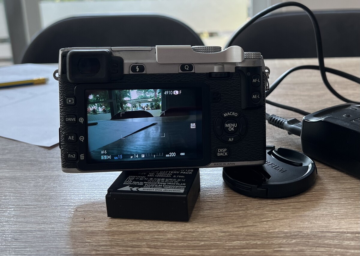 กล้องฟูจิ xe2 เชื่อมต่อไวไฟได้ 
ราคาพร้อมเลนส์ 16-50
มีแบตจริง ไม่รู้ยังใช้ได้ไหม
แต่แบตเทียบใช้ไ