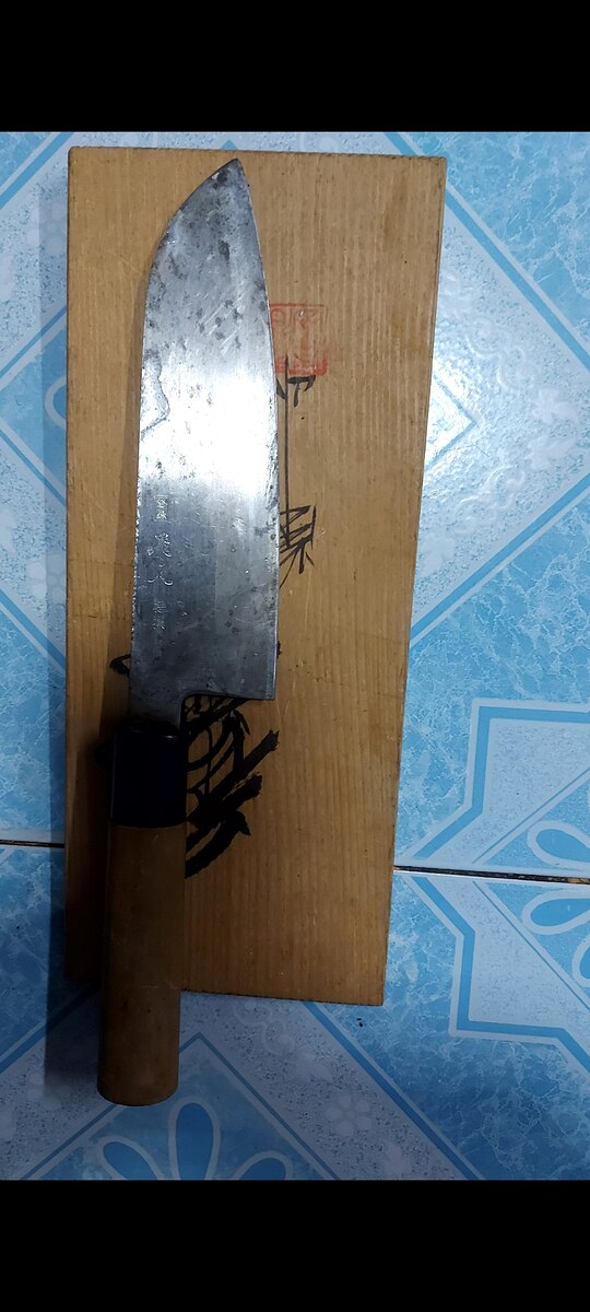 เล่มสี่ ด้ามกลมไม่มีบิ่นหรือแตกร้าว แต่ตัวสันมีดมีรอยบิ่น