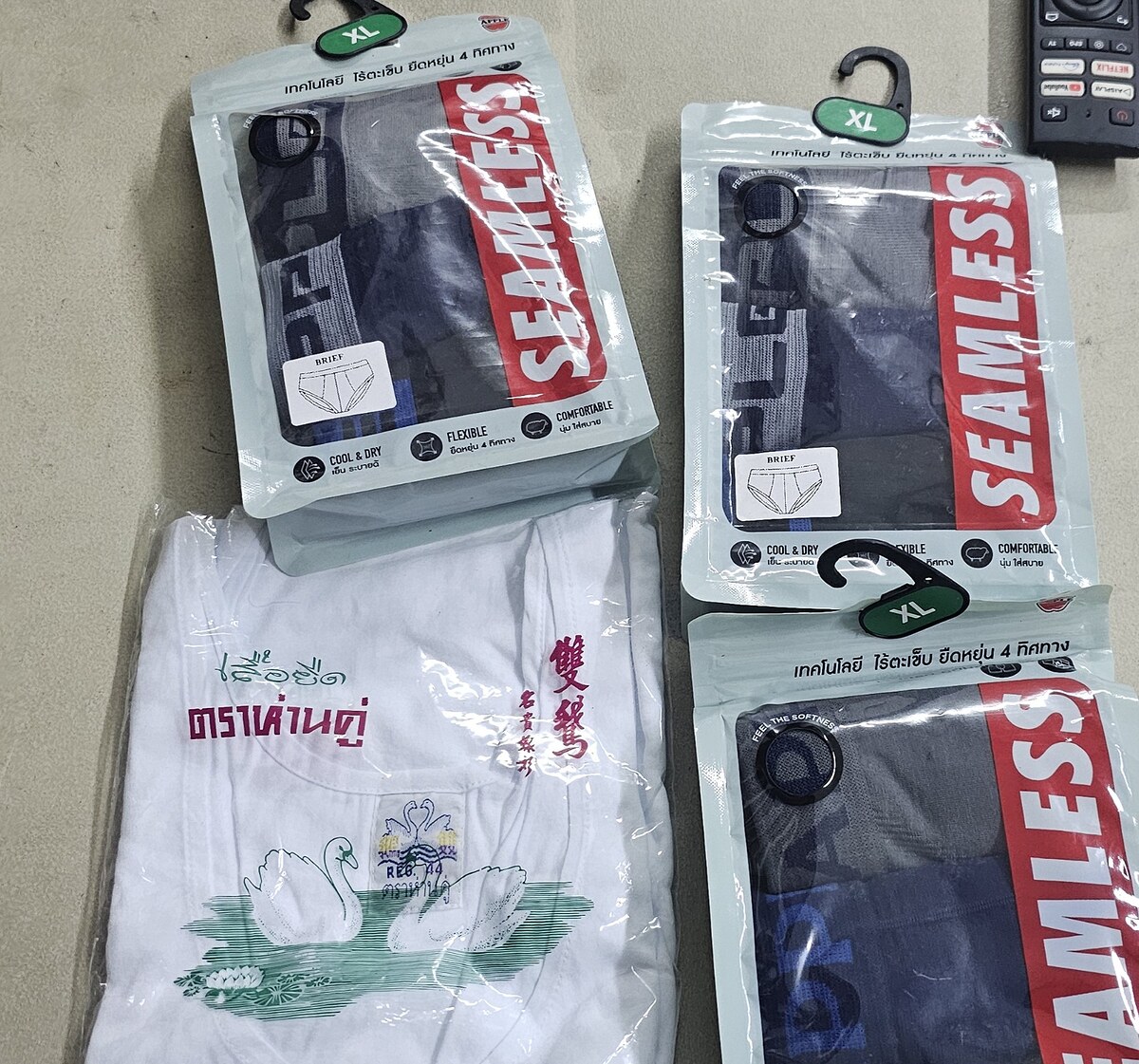 เสื้อยืดคอกลมเเละกางเกงในชาย