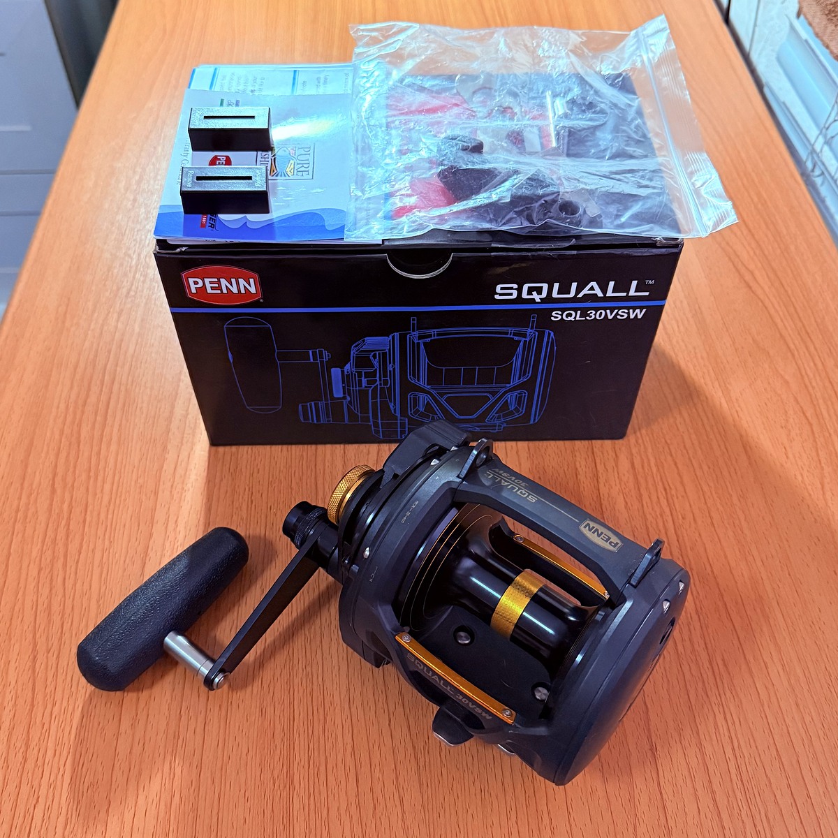 Vายรอกเบท PENN SQUALL SQL30VSW ขวา สภาพไม่เคยใช้งาน กล่องอุปกรณ์ครบ