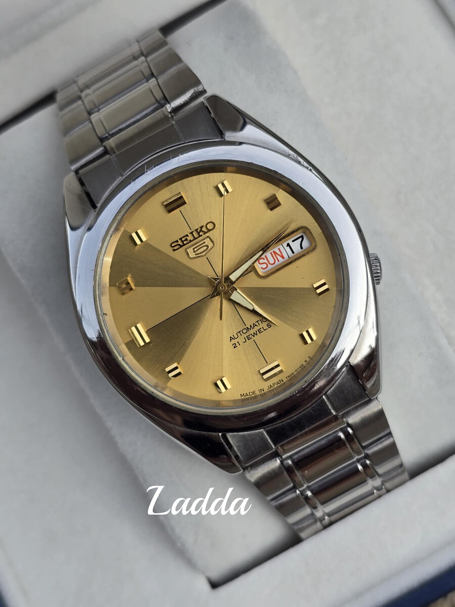 นาฬิกา  Seiko 5​ ​ Automatic​ กลไกลระบบเครื่อง 7s26 หน้าทองเล่นแสง 